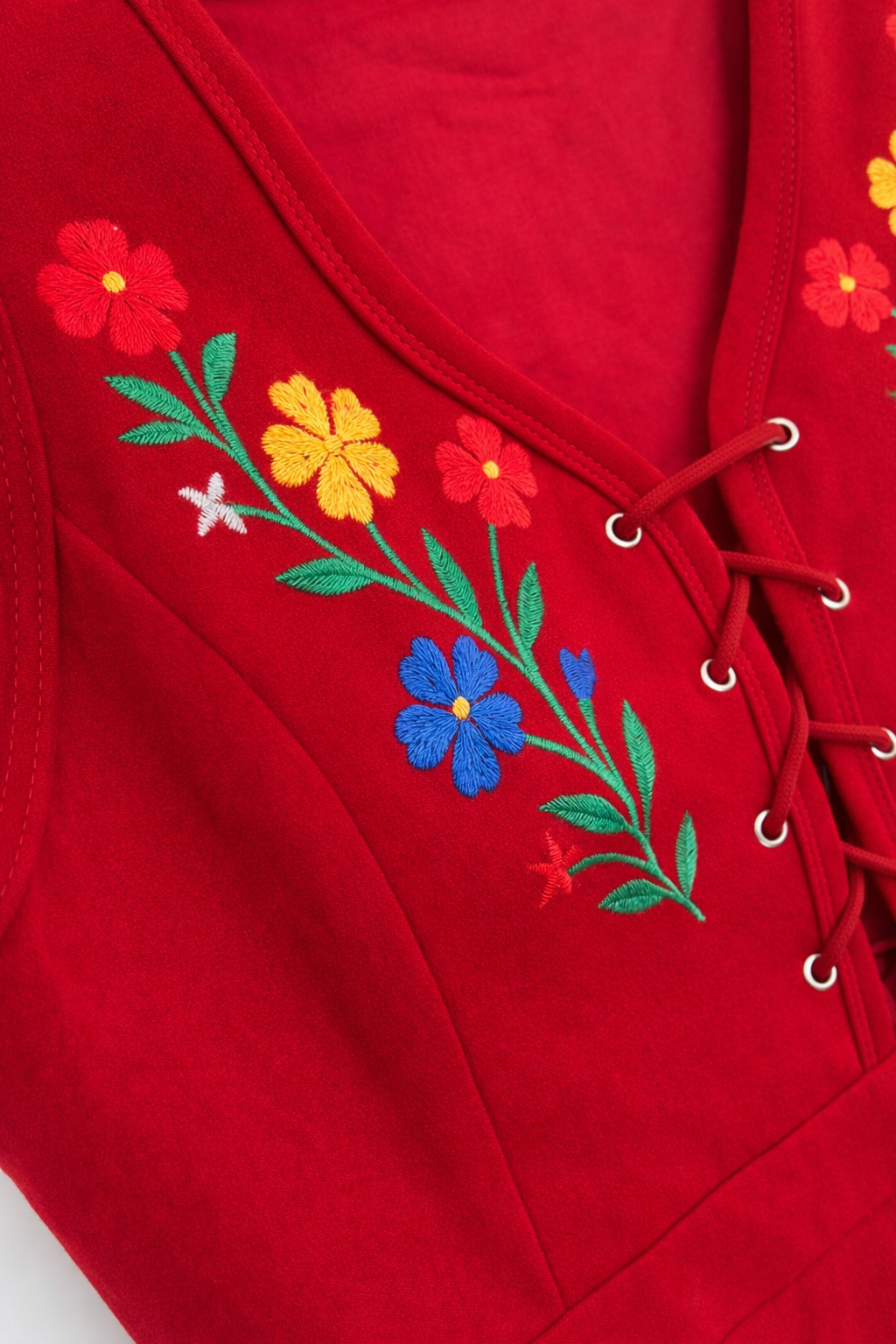 Röd broderad folkdräkt