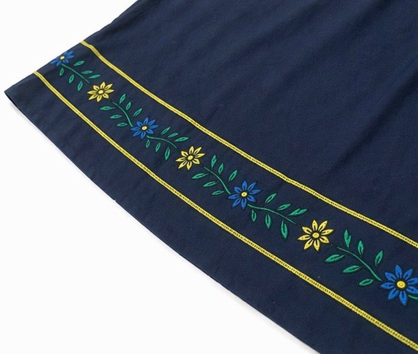 Broderad marinblå folkdräkt