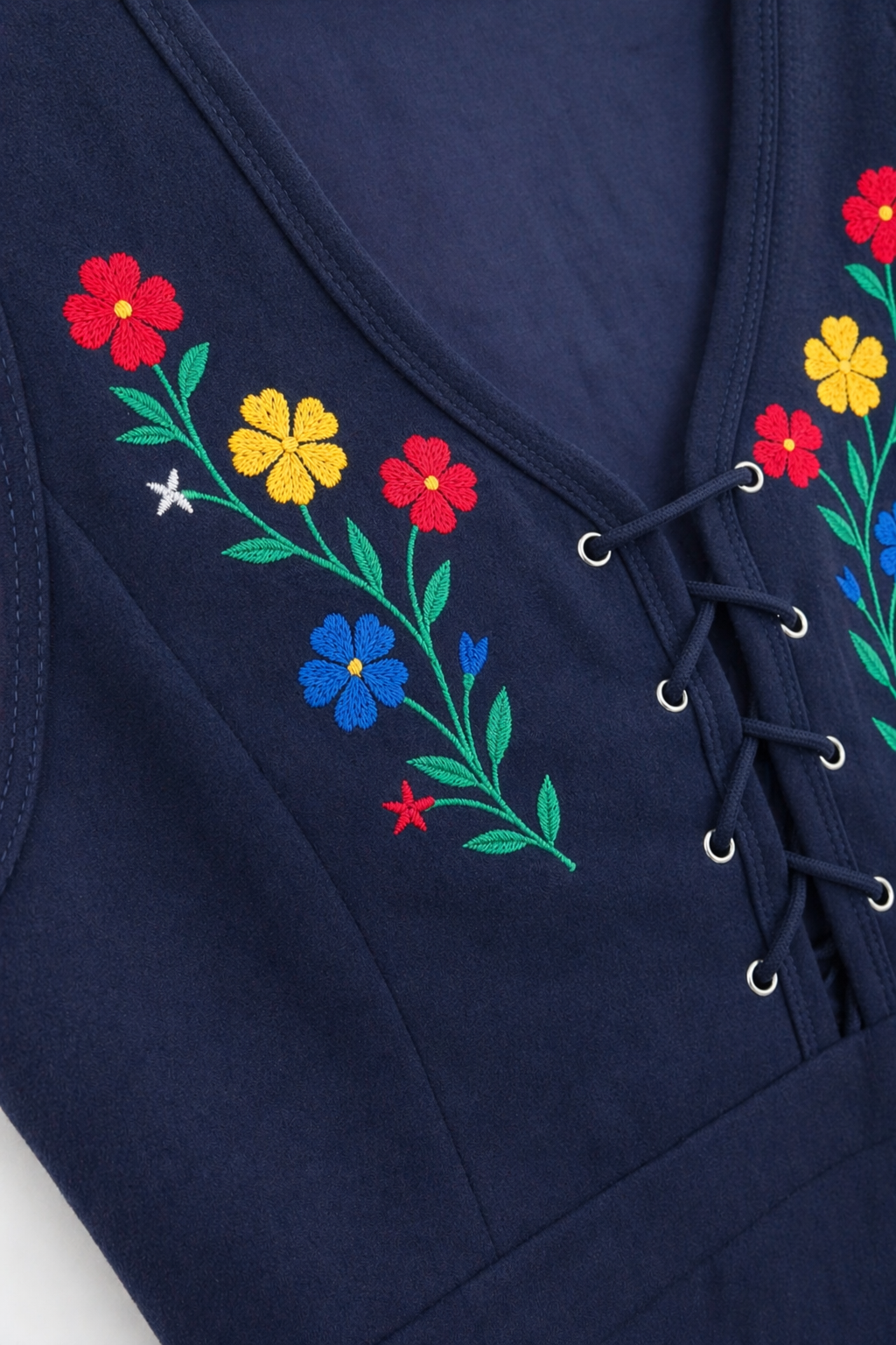 Broderad marinblå folkdräkt