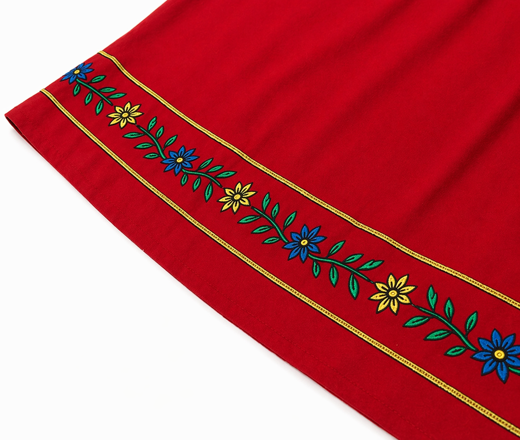Röd broderad folkdräkt