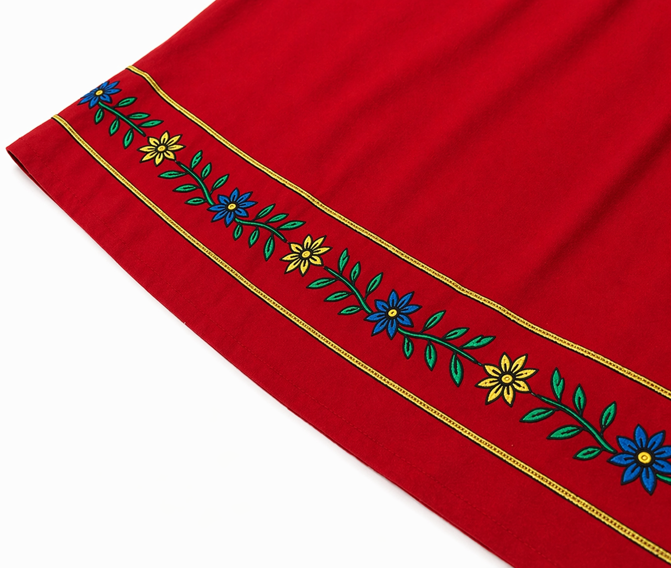 Röd broderad folkdräkt